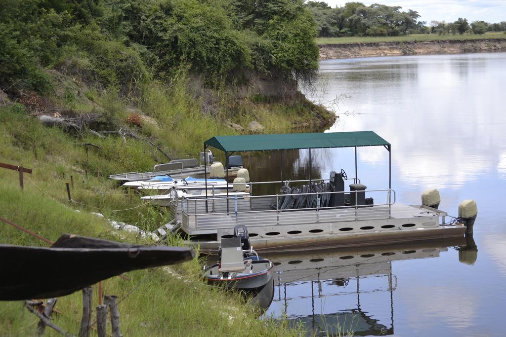 ホテル Zambezi Mubala Camp カティマ・ムリロ エクステリア 写真